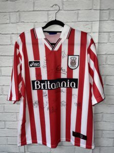 STOKE CITY 1997-1999 HOME DASICS TEAM PLAYER SIGNED FOOTBALL SHIRT – ADULT LARGE